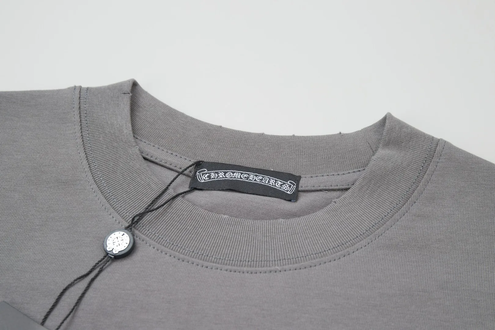 🅿️220 ✨CH✨🆕25SS Spring and Summer New Style Croix Heart ✝ Shelf logo patch hot rhinestone short sleeves Light luxury essential item for daily commuting for men and women Correct version Welcome to compare Detailed features · 260g 100% pure cotton double yarn jersey fabric · Special thickened 32 pieces of double-stranded 1X1 thread in the same vat · Double-needle stitching across seams · Original main mark, washed tag, brand moisture-proof paper packaging Color: white/black/grey Size: S/M/L/XL